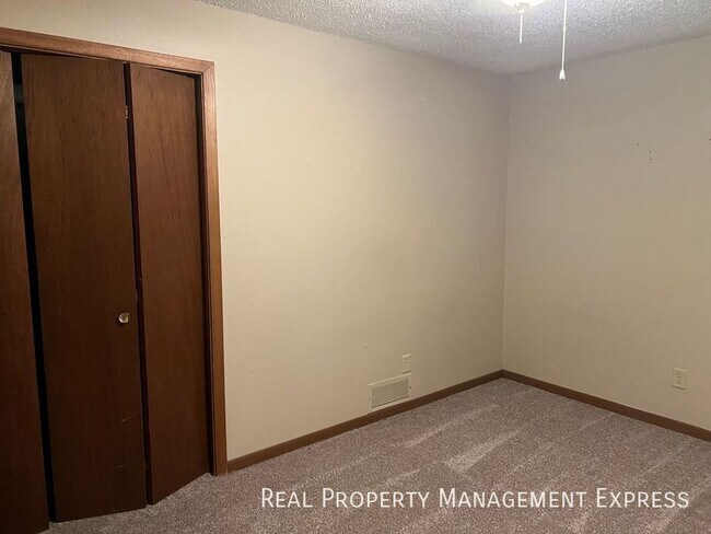 Building Photo - 3 Bedroom 2.5 Bathroom side-by-side duplex with lots of updates