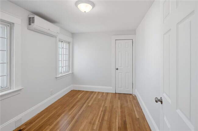 Building Photo - 21 Earlham Way