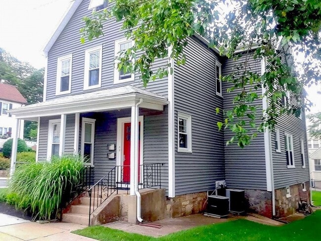 Building Photo - 35 Hillock St