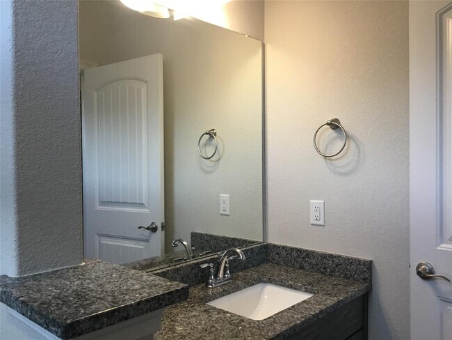 Building Photo - 421 Fair Oaks Dr