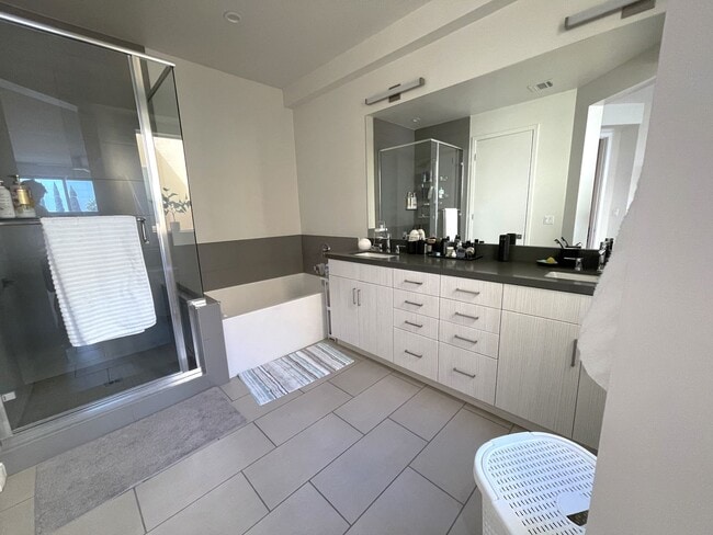 Building Photo - 14107 W Monroe Pl