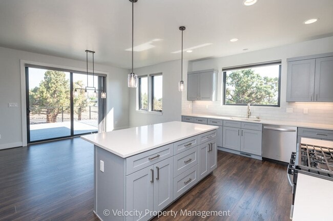 Building Photo - Stunning Home in Eagle Crest Resort Commun...