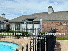 Building Photo - 628 Bellaire Dr