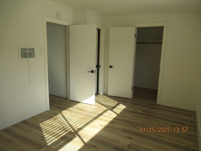 Building Photo - L12900