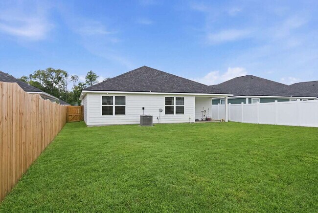 Building Photo - Huge 4 bedroom 2 bathroom home in Southwood