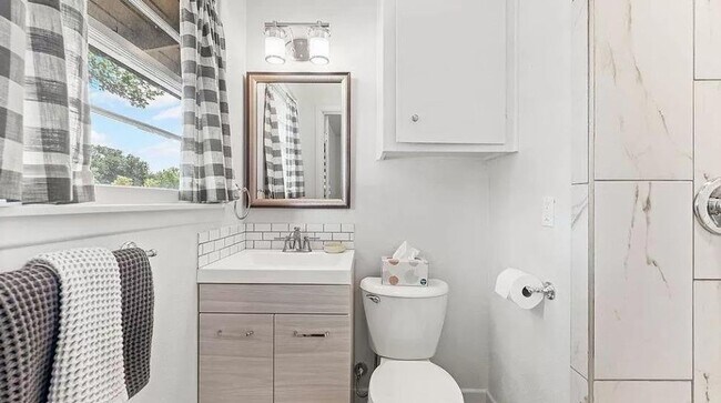 Building Photo - PRE-LEASING for JULY - Modern Chic 3 Bedroom Home