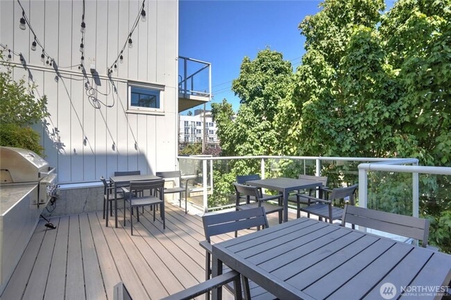 Building Photo - Unique 1 bed/1bath, 200 sqft patio, 2 parking spaces, high end finishes.