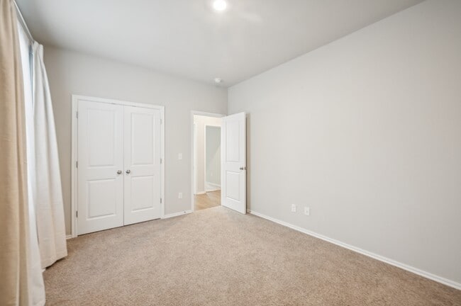 Building Photo - 4266 W Vlg Pk Dr