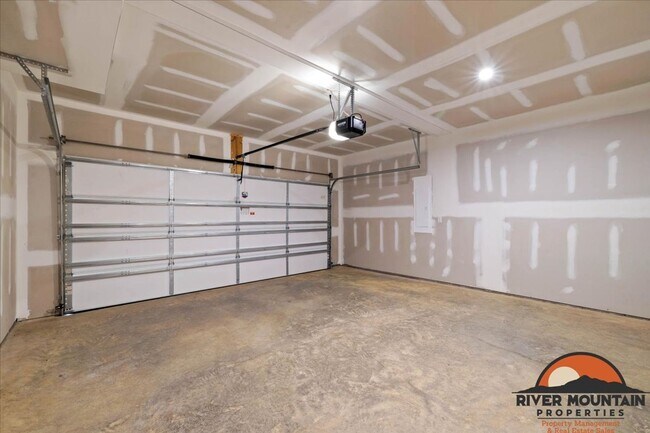 Building Photo - Charming Townhome with Garage and Bonus Room