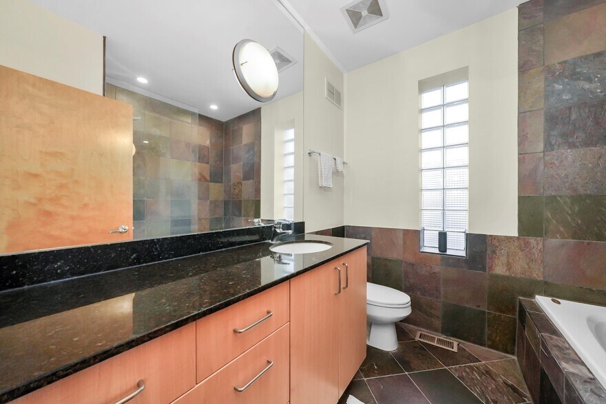 Master Bath - 1700 W Ohio St