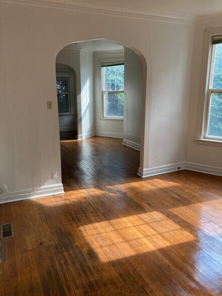 Living/Dining Area - 1825 W Addison St