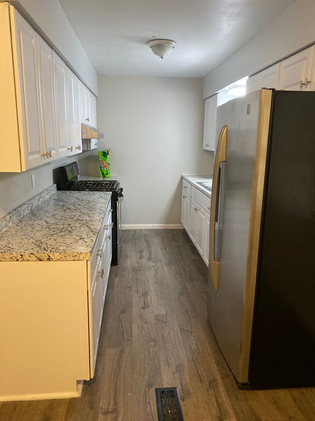 Building Photo - 3 bedroom single family home with huge bon...