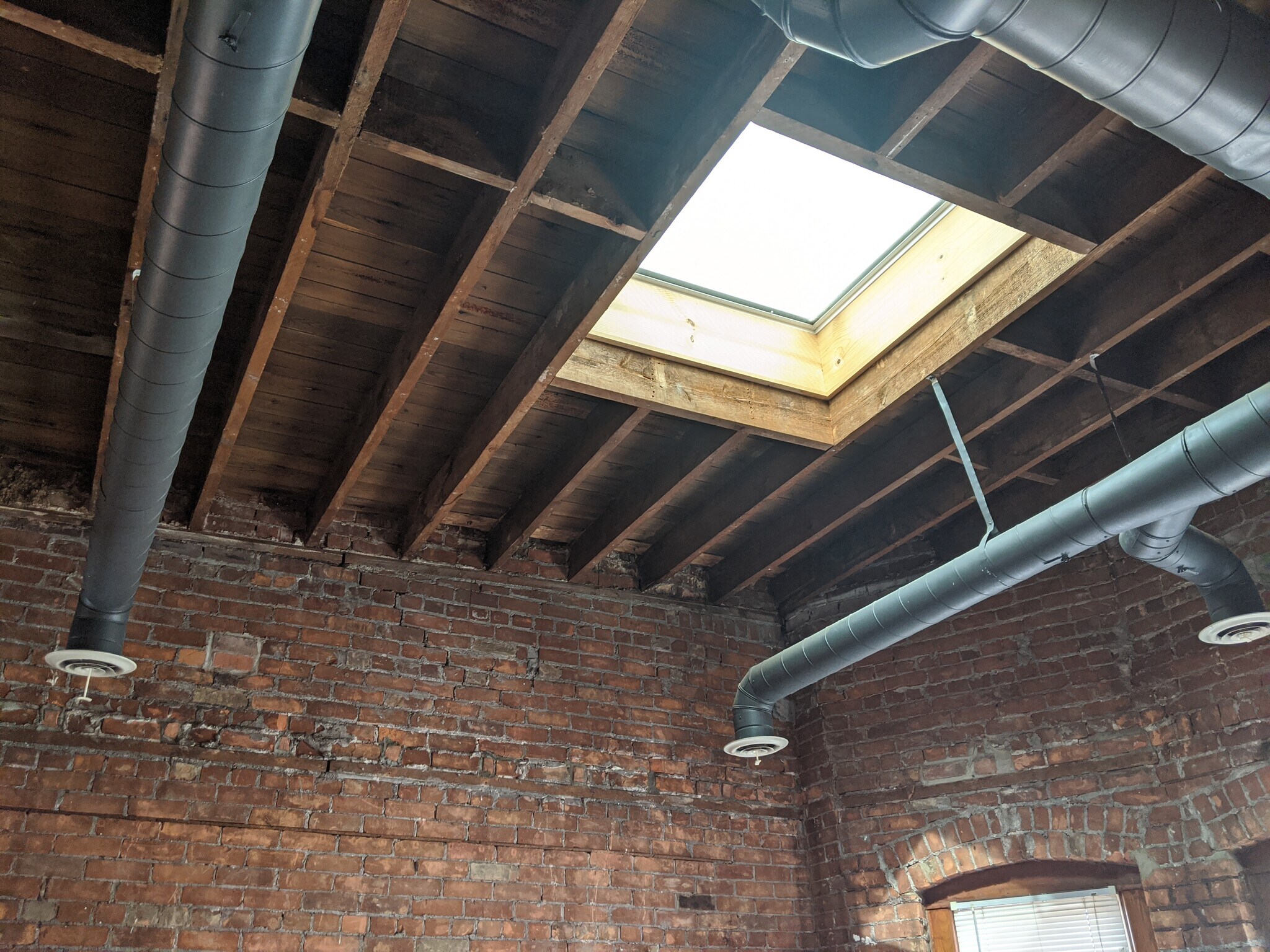 Solar-powered skylight - 3933 Trumbull St