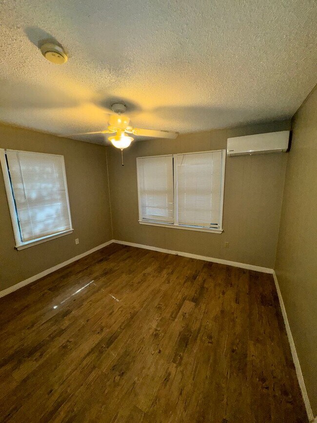Building Photo - 3 Bedroom