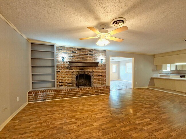 Building Photo - 4 Bedroom Home Near LCU with HUGE Bonus Room