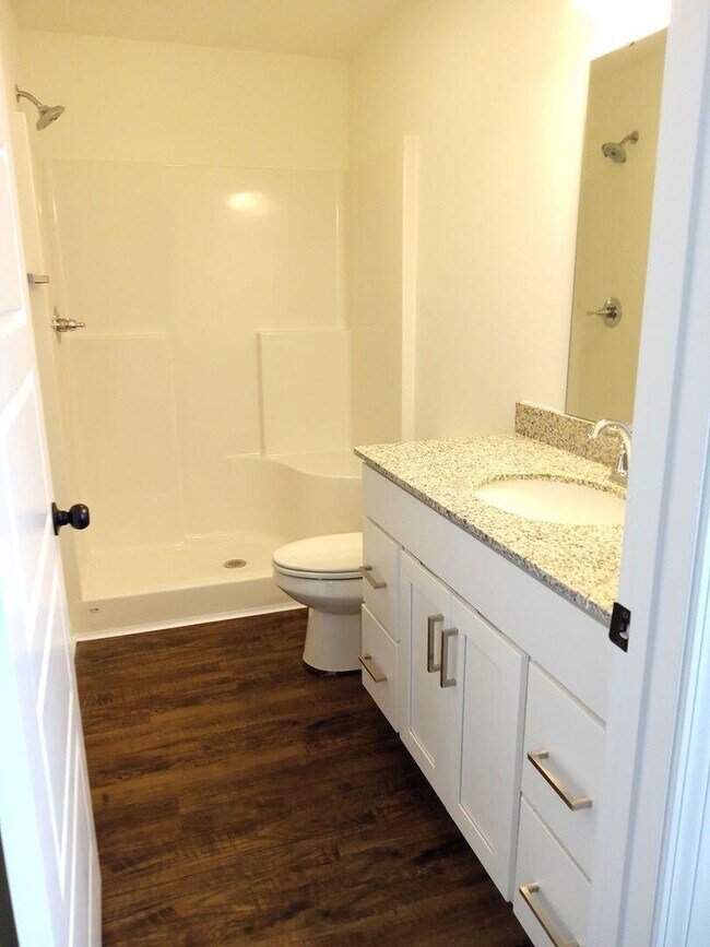 Building Photo - 712 Short Leaf