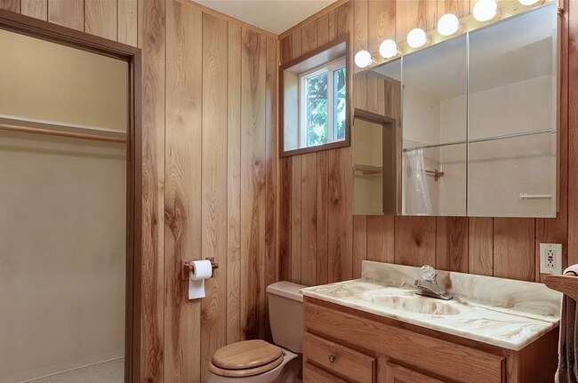 Building Photo - Beautifully Updated Craftsman in the Heart of North Tacoma