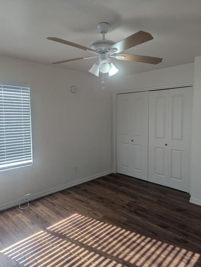 Building Photo - Clean 2 Bedroom / 1 Bathroom Apartment For Lease - Front Unit