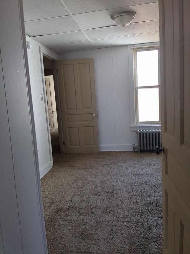 Building Photo - Recently renovated 4/5 Bedroom house