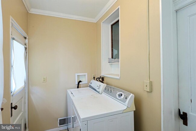 Building Photo - 113 Grand Ave