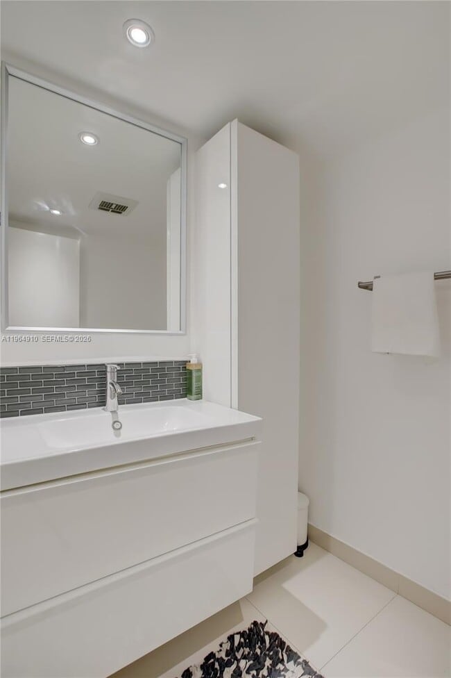 Building Photo - 3375 N Country Club Dr