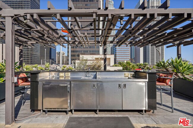 Building Photo - 655 S Hope St