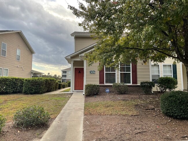 Building Photo - SPACIOUS 3bed/2.5bath TOWNHOME w/1st floor...
