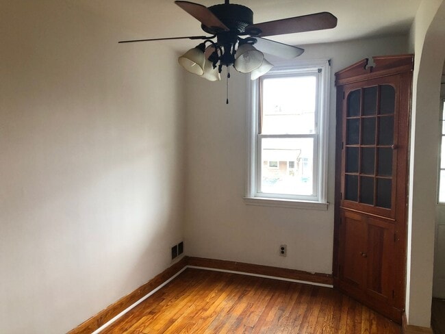 Building Photo - The Perfect 2 Bed / 1 Bath Townhouse 5 min...