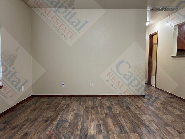 Building Photo - Spacious Duplex in Harrah