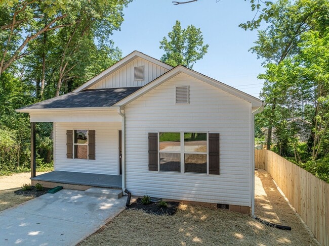 Building Photo - Your New Home Awaits in Hickory!