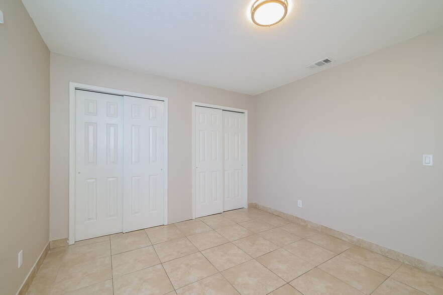 Building Photo - 3263 Fairfield Dr