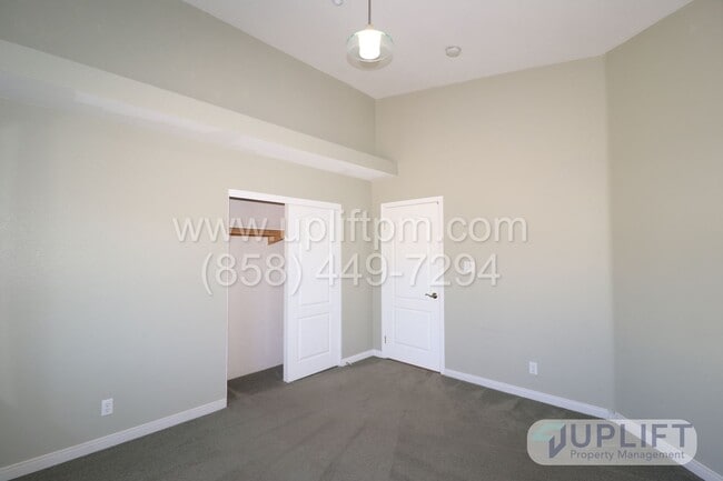 Building Photo - 3 Bed, 2 Bath House w/ 2-Car Garage, Central HVAC, Very Private