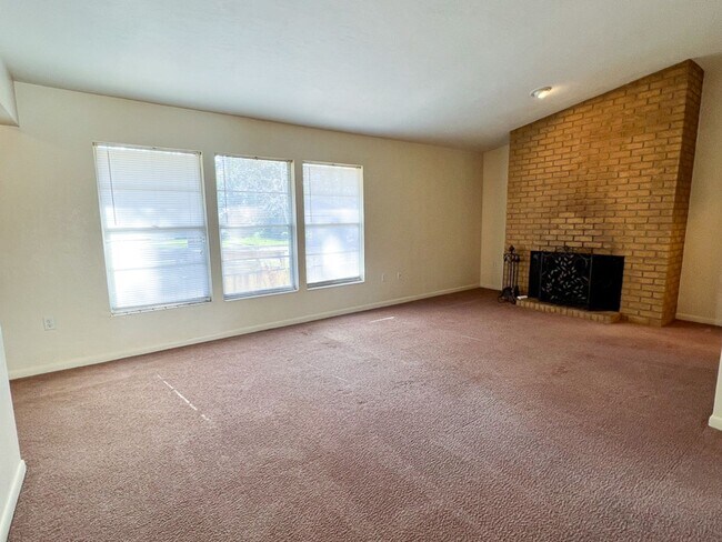 Building Photo - 3BR/2BA House in NW Gainesville  Available Mid-March