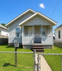Building Photo - 2Bedrooms / 1 Bathroom House