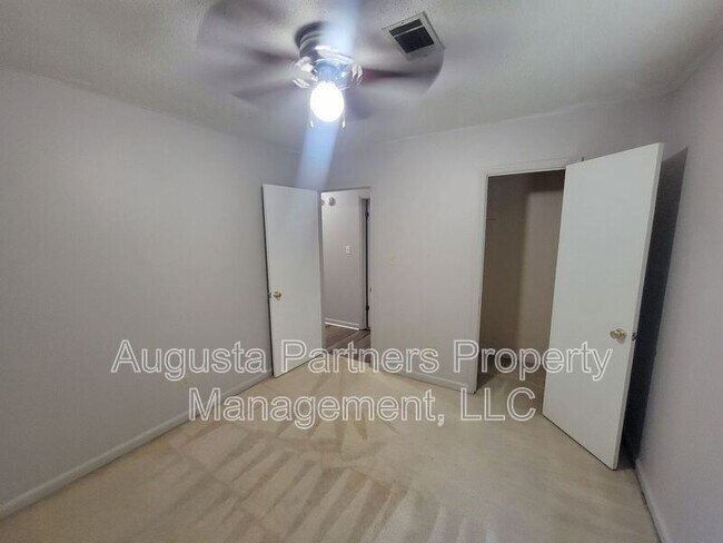 Building Photo - 3737 Woodcock Dr