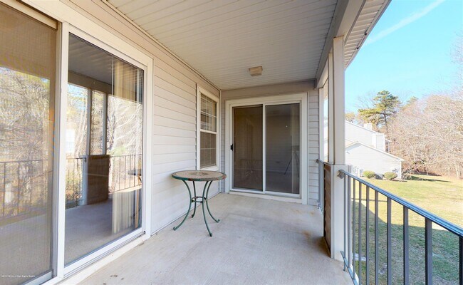 Building Photo - 1019 Waters Edge Dr