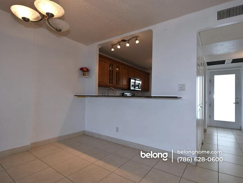 Building Photo - 121 Royal Pk Dr