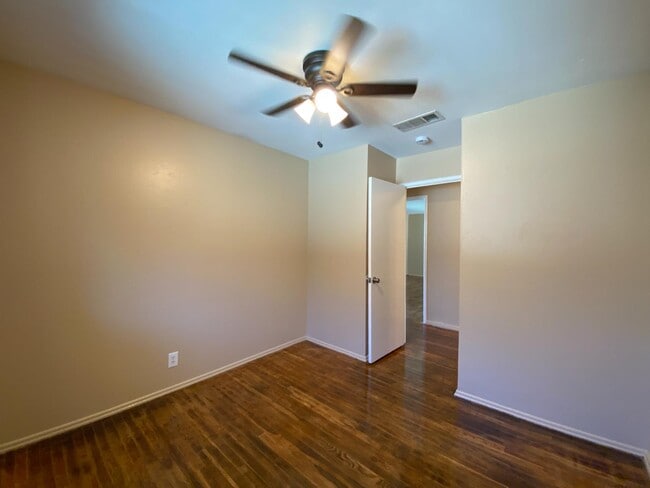 Building Photo - 1545 W Sussex Way