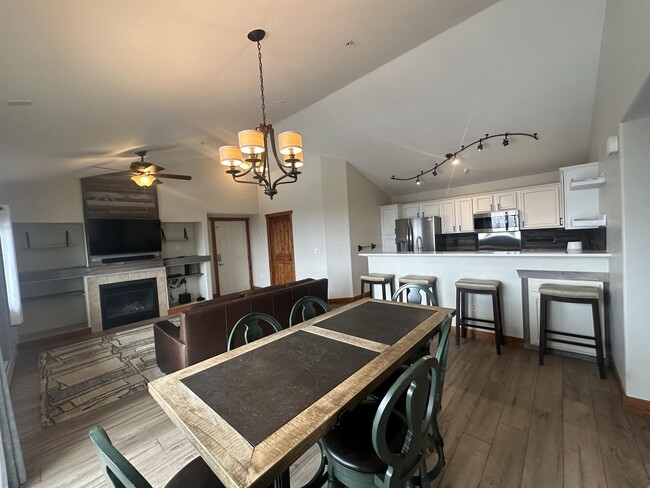 Building Photo - 3305 Columbine Dr