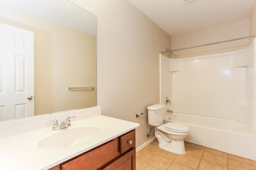 Building Photo - 413 Emerald Creek Dr