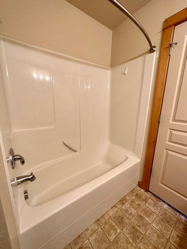 Building Photo - Spacious & Updated Townhome in Broadwater ...