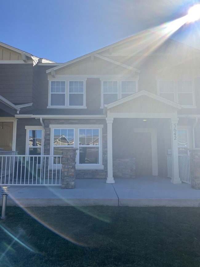 Building Photo - Spacious Two-Story Townhouse