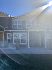 Building Photo - Spacious Two-Story Townhouse