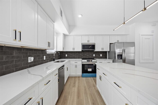 Building Photo - 801 E 32nd 1/2 St