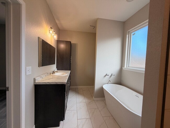 Building Photo - Welcome to your dream home in Russellville, AR!