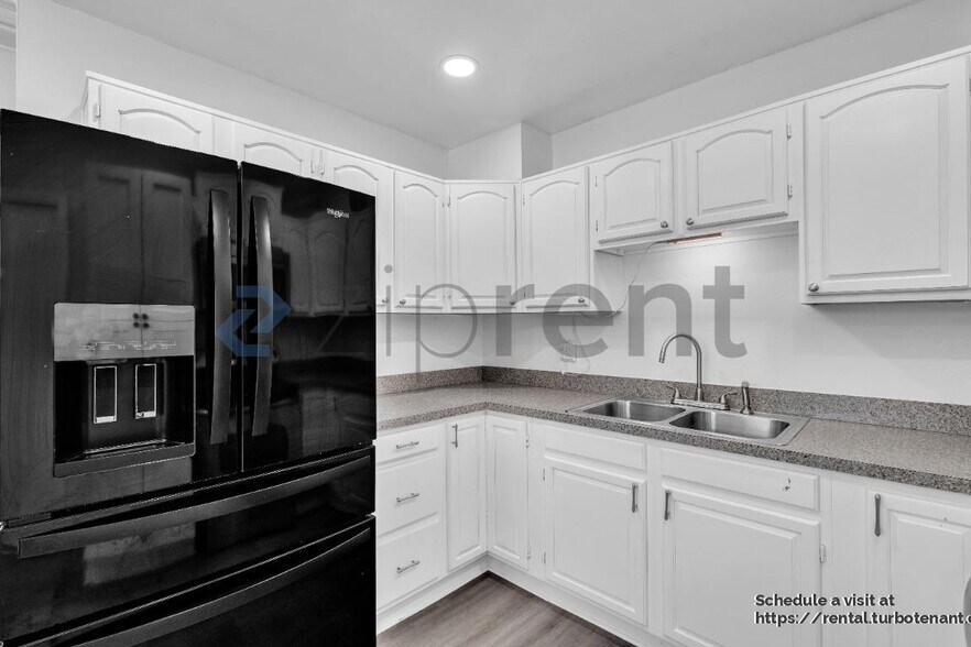 Building Photo - 3321 W Iowa Ave