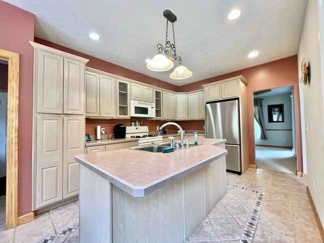 Building Photo - 6286 Fenn Rd