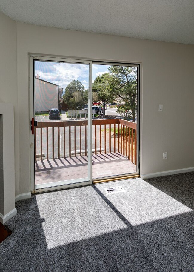 Building Photo - Lovely End Unit 2 Bed Condo, Centrally Located