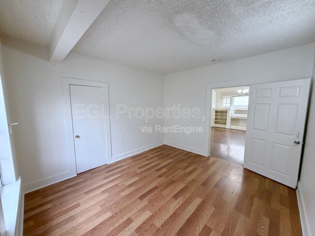 Building Photo - 860 W 56th St