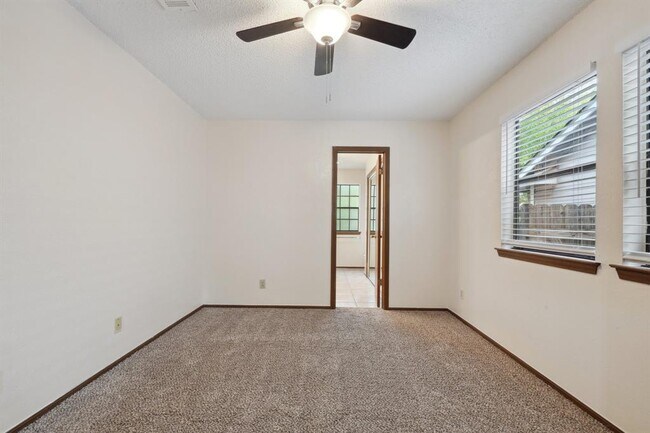 Building Photo - 2621 Garrettson Dr